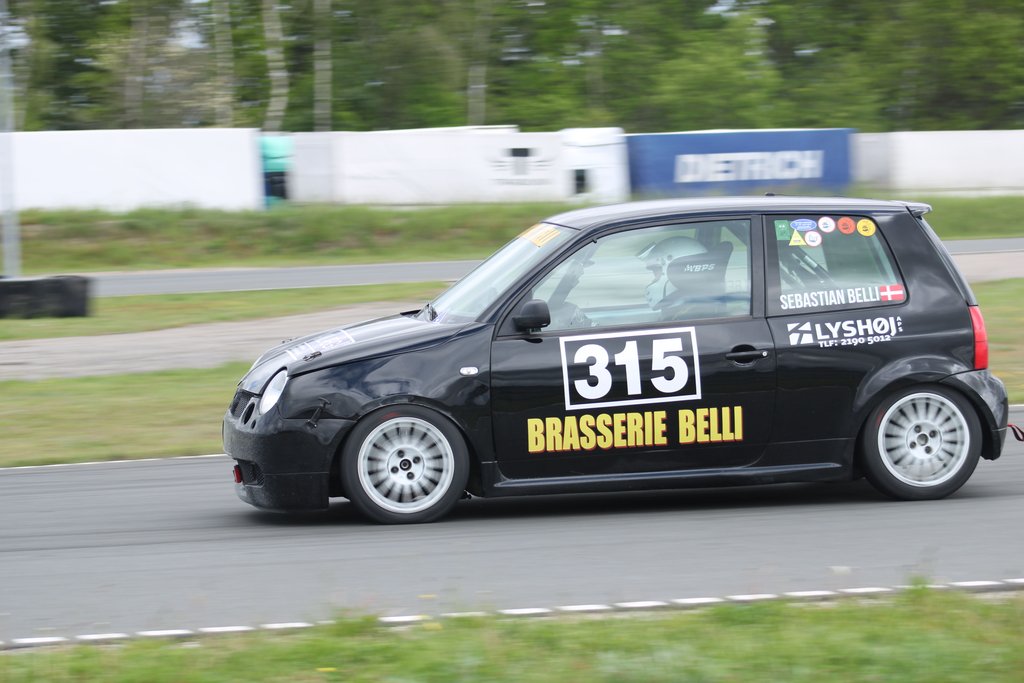 Sebastian Belli havde rigtig god fart i den lille sorte VW Lupo weekenden igennem, men det rakte ikke helt til en førsteplads i denne omgang. Men mon ikke at den kommer senere på året.
(Foto: JJ Media)
